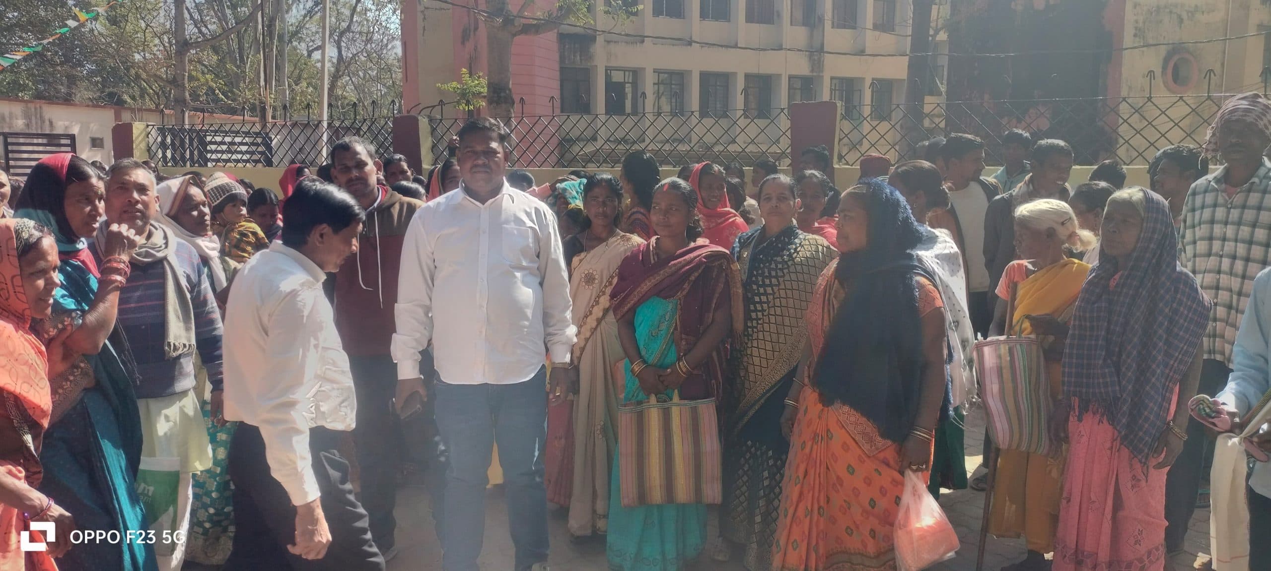 डीलर को निलंबन से मुक्त करने की मांग, डीसी को ज्ञापन