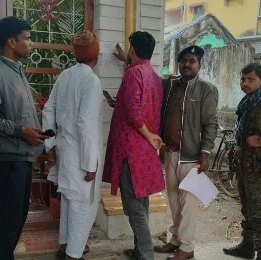 पुलिस ने फरार आरोपी के घर चिपकाया इश्तेहार