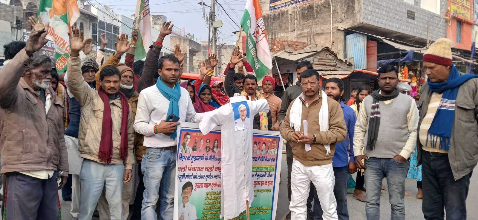 विभिन्न मांगों को लेकर मुख्यमंत्री का किया पुतला दहन