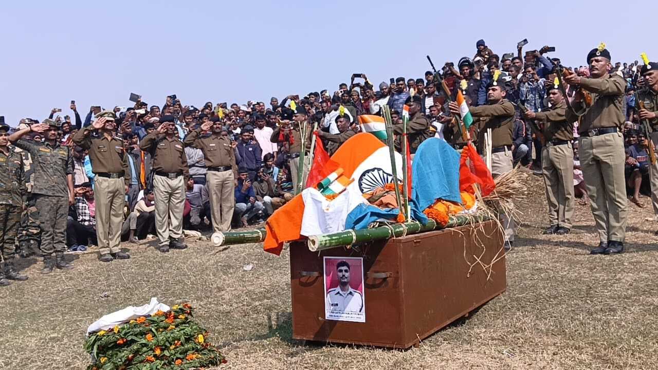 बीएसएफ जवान का शव पहुंचा पैतृक गांव, उमड़ा जन सैलाब