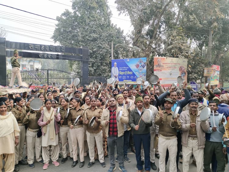 थाली पीटकर गृह रक्षकों ने किया प्रदर्शन