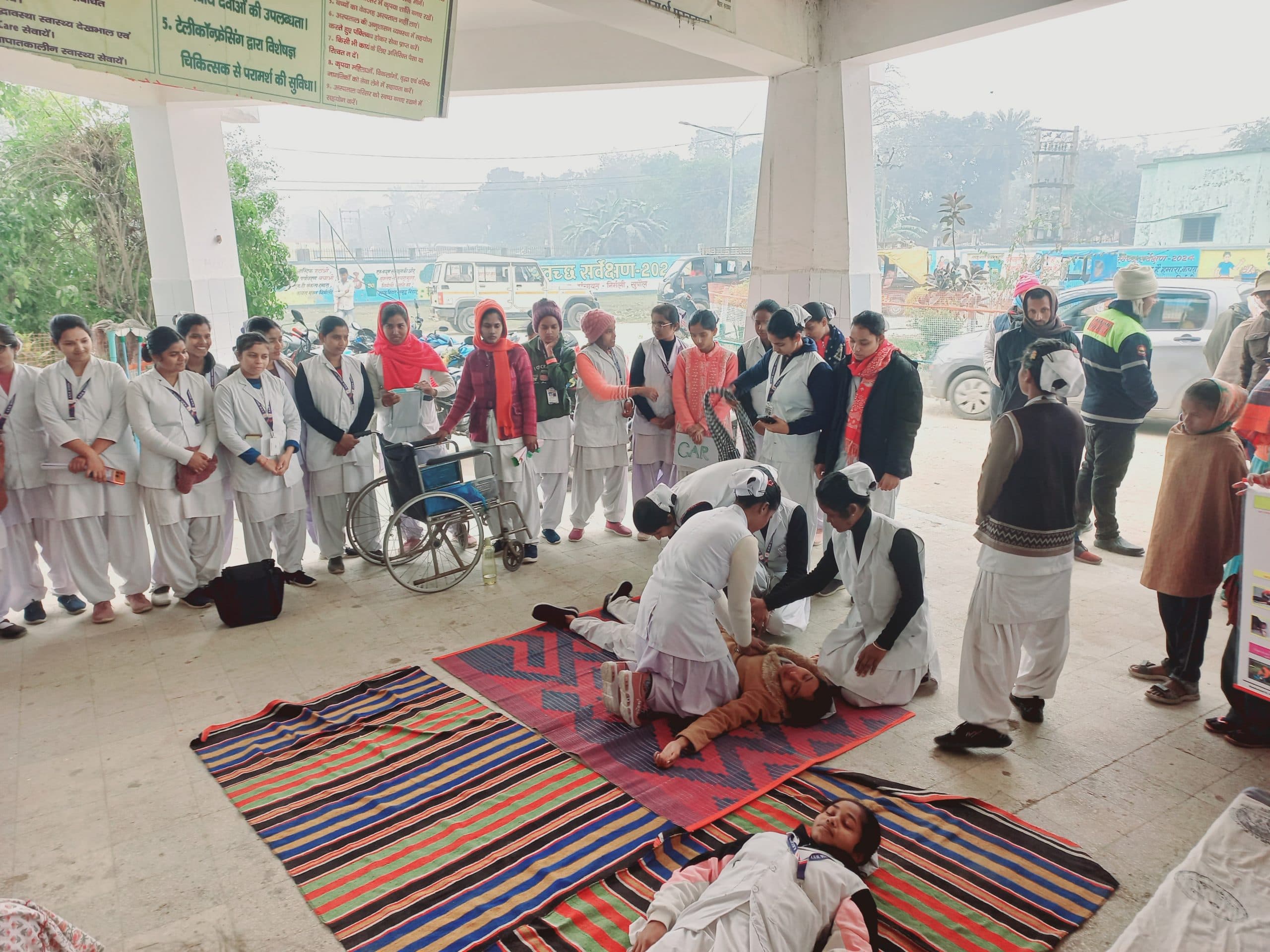 नुक्कड़ नाटक के माध्यम से लोगों को सड़क सुरक्षा के प्रति किया जागरूक