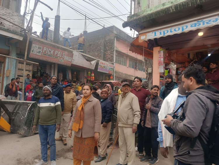 जोगबनी हाट में अतिक्रमणकारियों पर चला प्रशासन का बुलडोजर