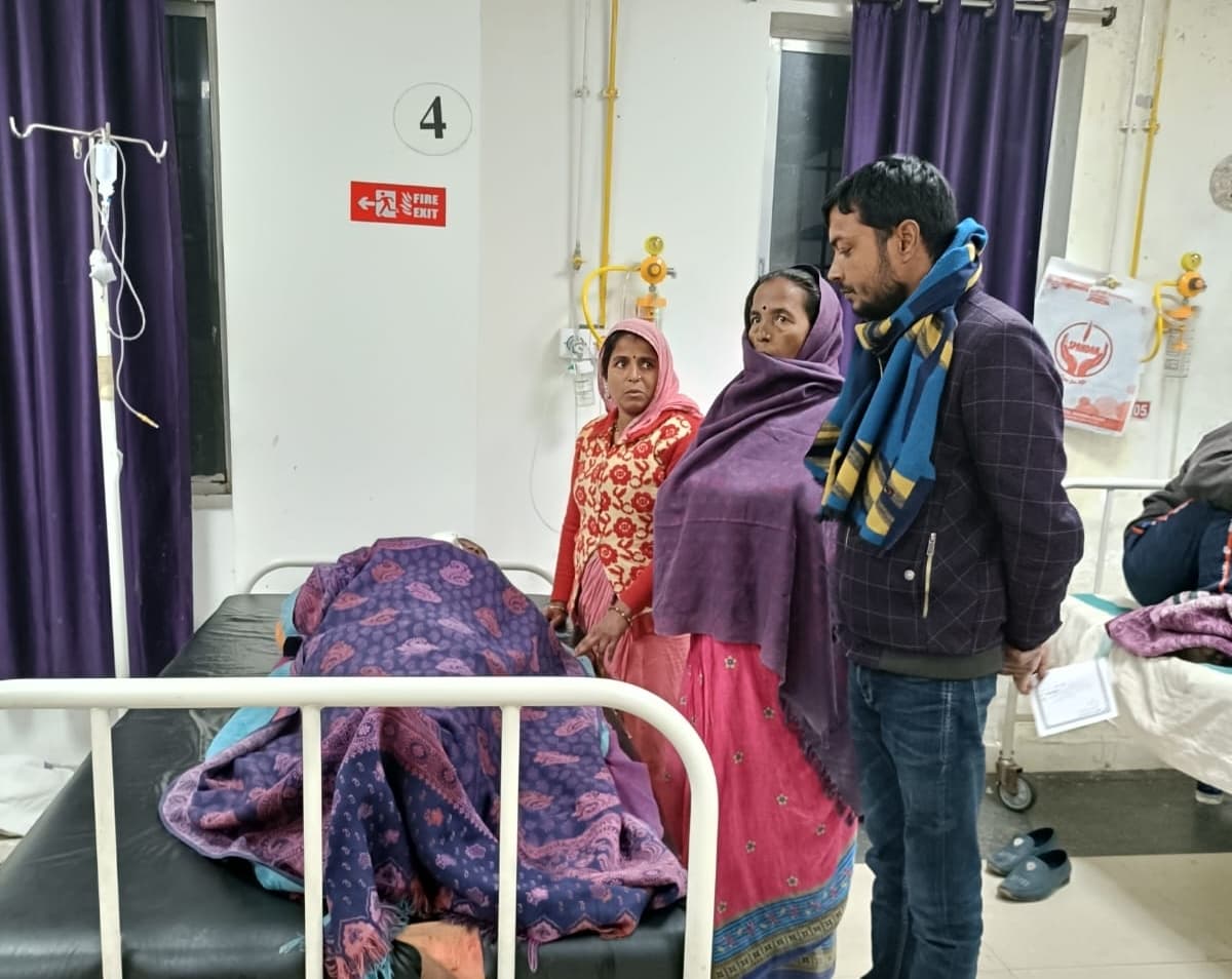 ट्रक की ठोकर से बाइक सवार गंभीर रूप से जख्मी