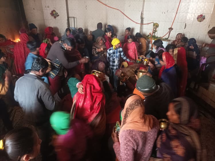 हर-हर महादेव के जयकारे से गुंजायमान रहा शिवालय, श्रद्धालुओं की उमड़ी भीड़