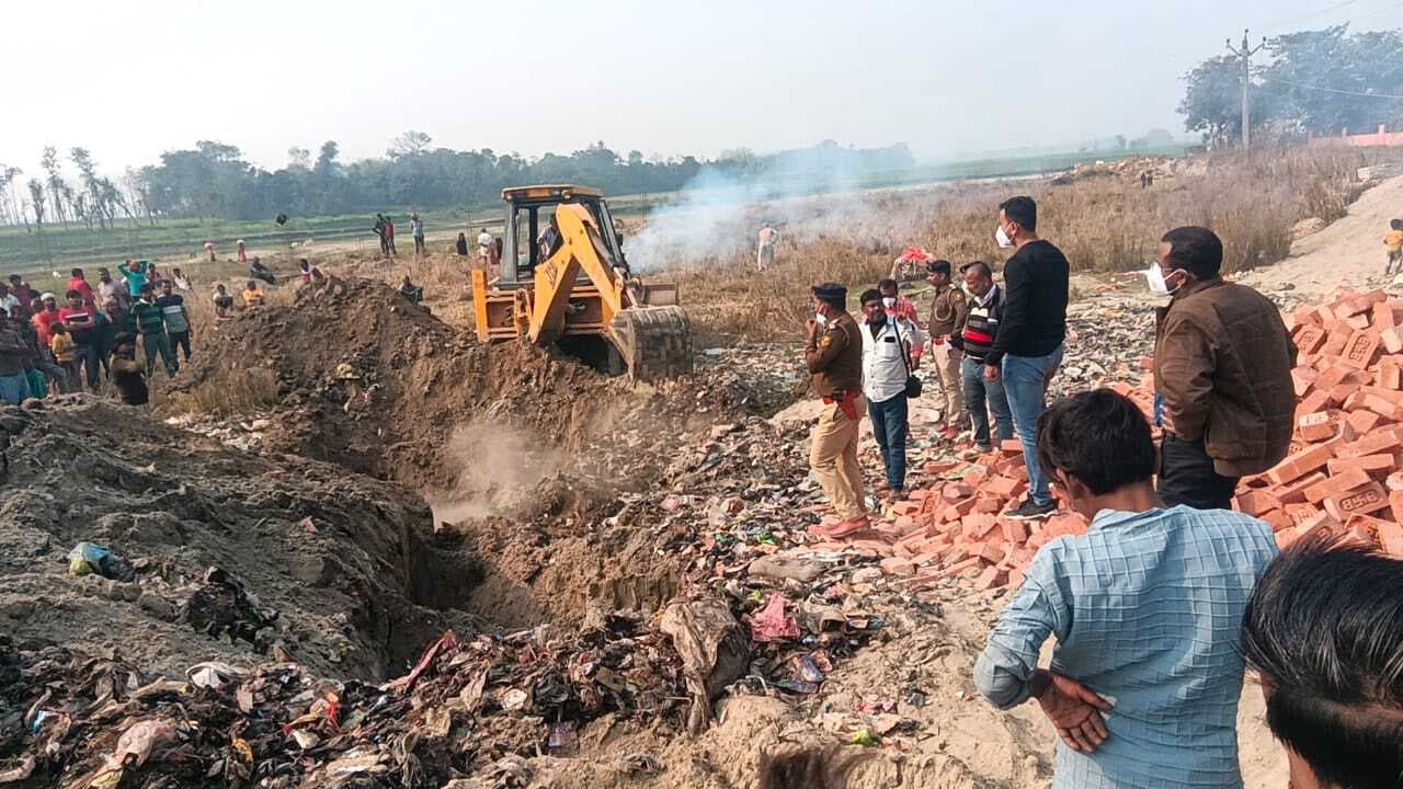 जेसीबी की मदद से खोदकर बाहर निकाला गया छह माह पूर्व दफनाया गया शव