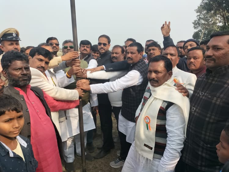 महर्षि मेंही किशोरी यादव महाविद्यालय के मैदान में क्रिकेट अकादमी को लेकर रखी गई नींव