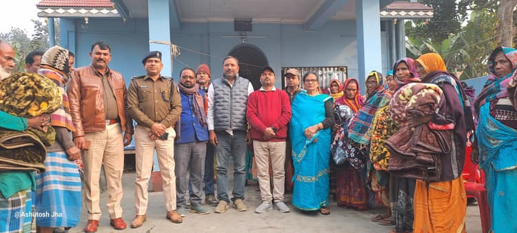 वार्ड पार्षदों ने गरीबों के बीच कंबल वितरित किया कंबल