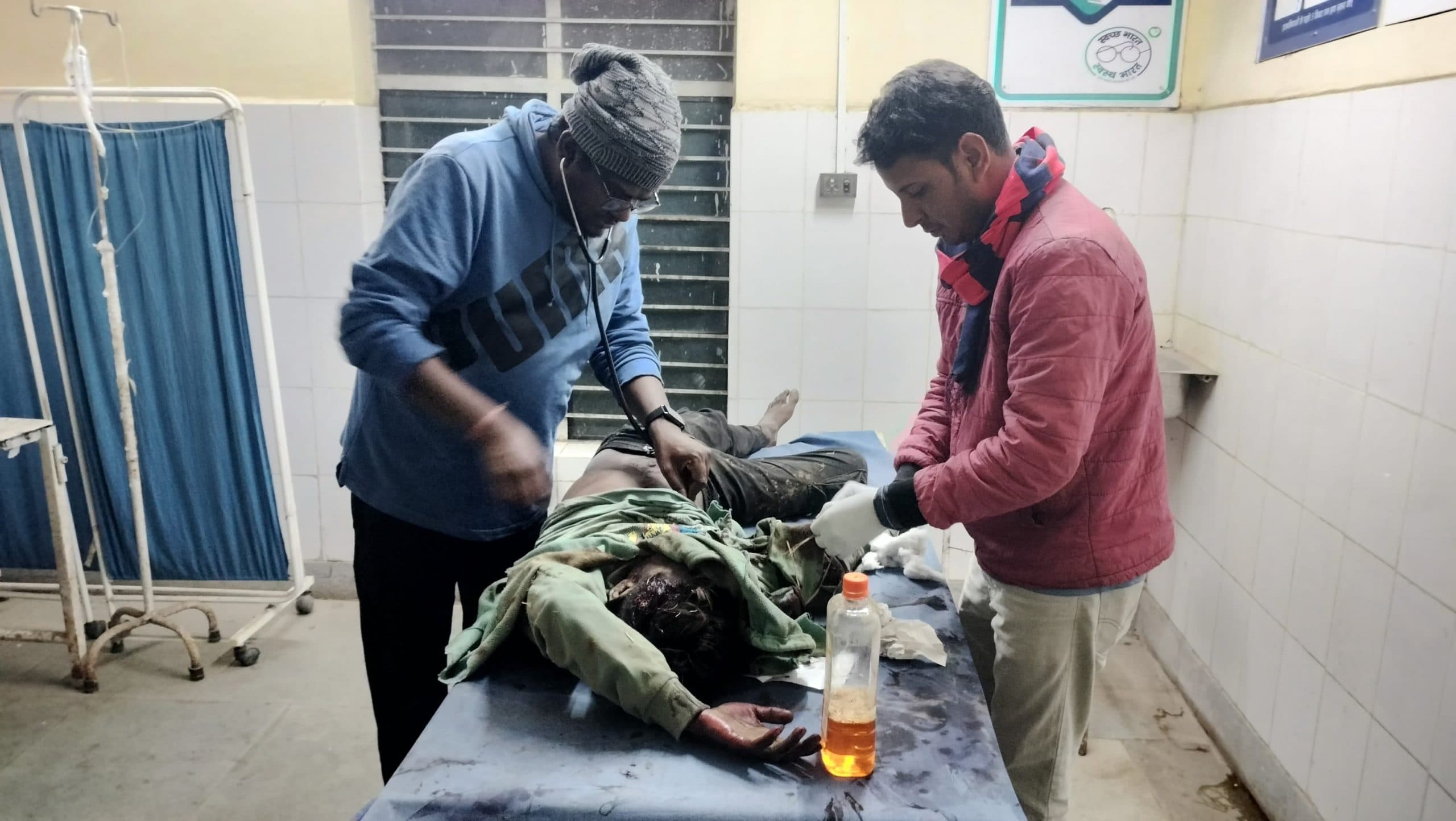 ट्रैक्टर के धक्के से बाइक सवार तीन युवक घायल