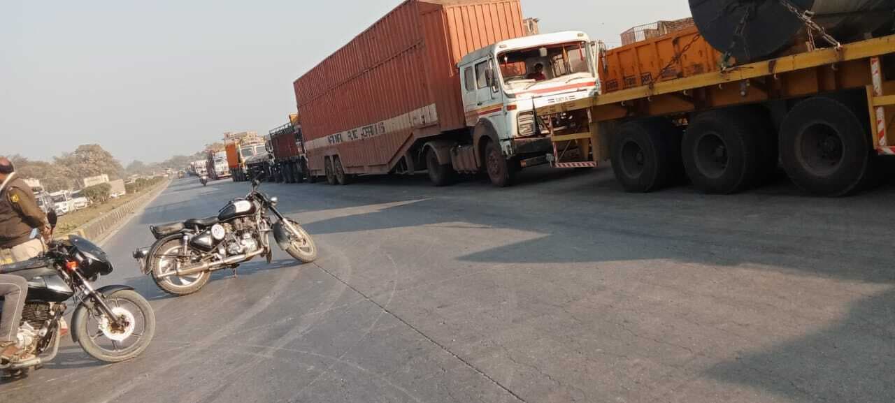 Gaya News : पुलिस ने मालवाहक वाहनों को बाराचट्टी में रोका