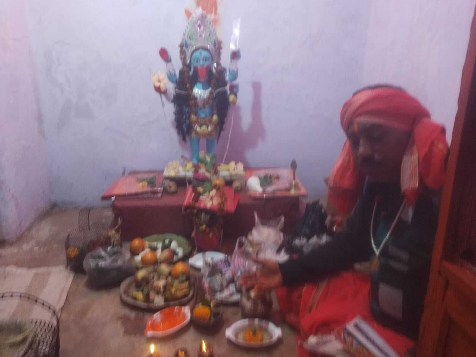 करौं में धूमधाम से हुई चामुंडा काली मां की निशा पूजा