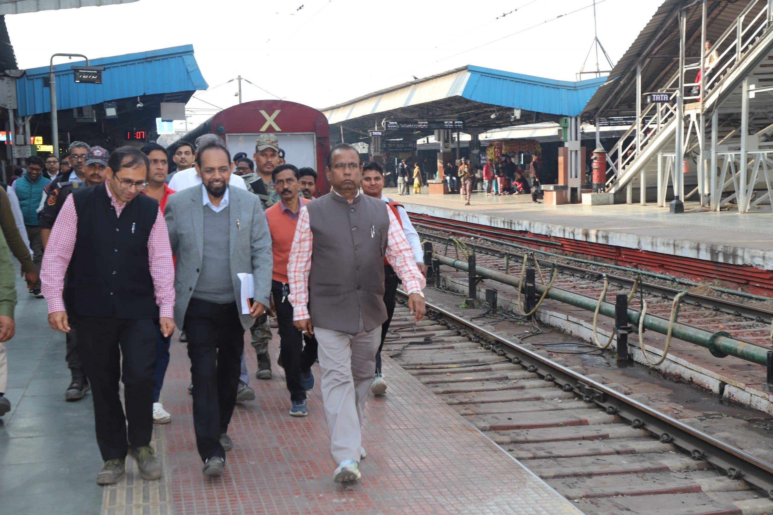 Jamshedpur news. रेल जीएम ने सांसद विद्युत वरण महतो के साथ चाकुलिया वाया टाटानगर-बादामपहाड़ तक किया निरीक्षण