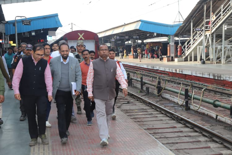 Jamshedpur news. रेल जीएम ने सांसद विद्युत वरण महतो के साथ चाकुलिया वाया टाटानगर-बादामपहाड़ तक किया निरीक्षण