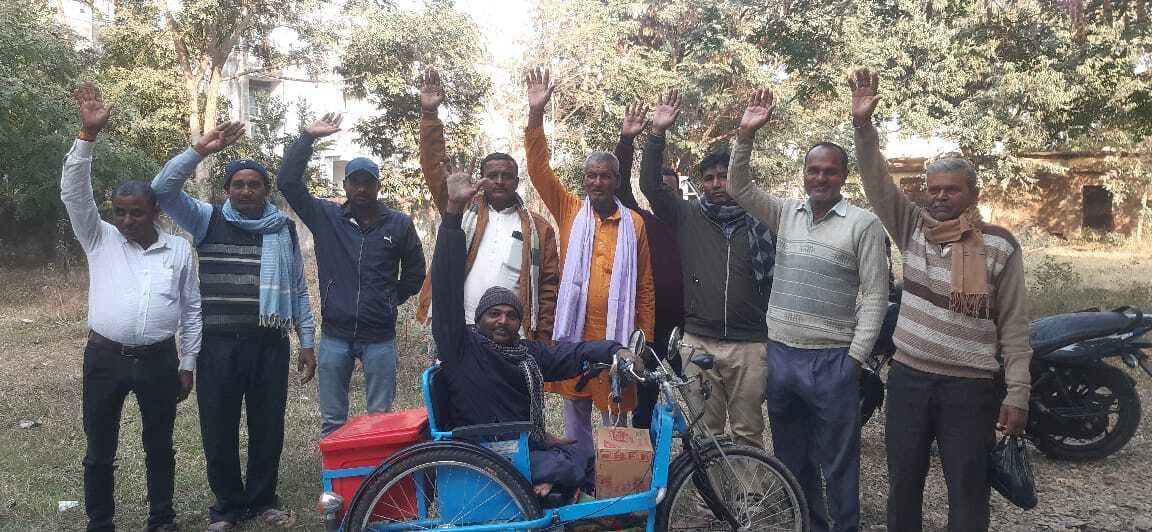 आवास योजना की राशि देने व नाम दर्ज कराने पर पैसे मांगने का आरोप, लोगों में आक्रोश