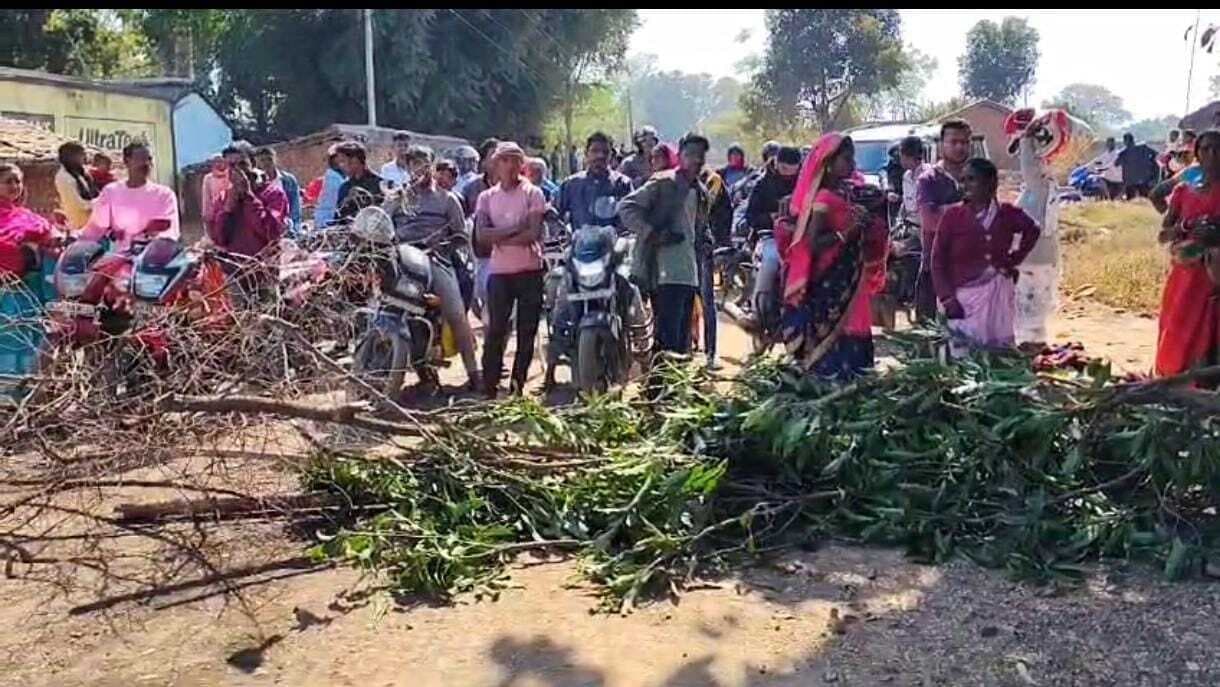 पुलिया के लिए खोदे गड्ढे में गिरे बाइक सवार, एक की मौत, तीन घायल