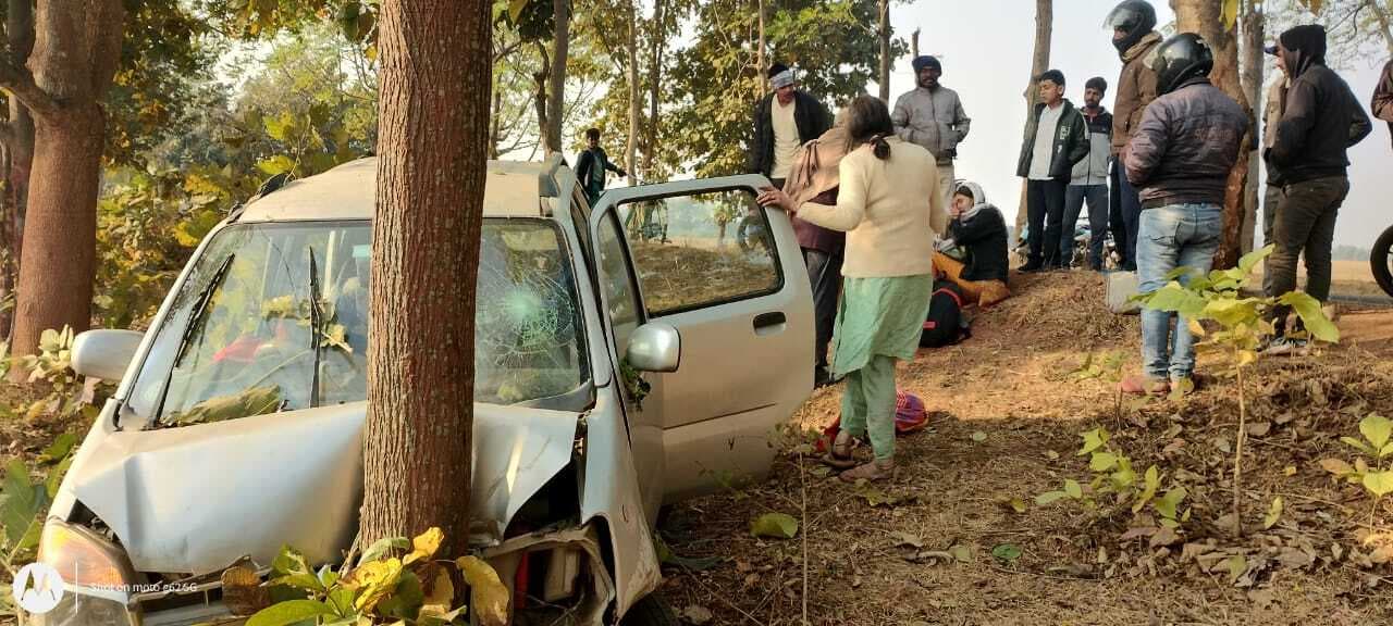 कार अनियंत्रित होकर पेड़ से टकरायी, बाल-बाल बचे लोग