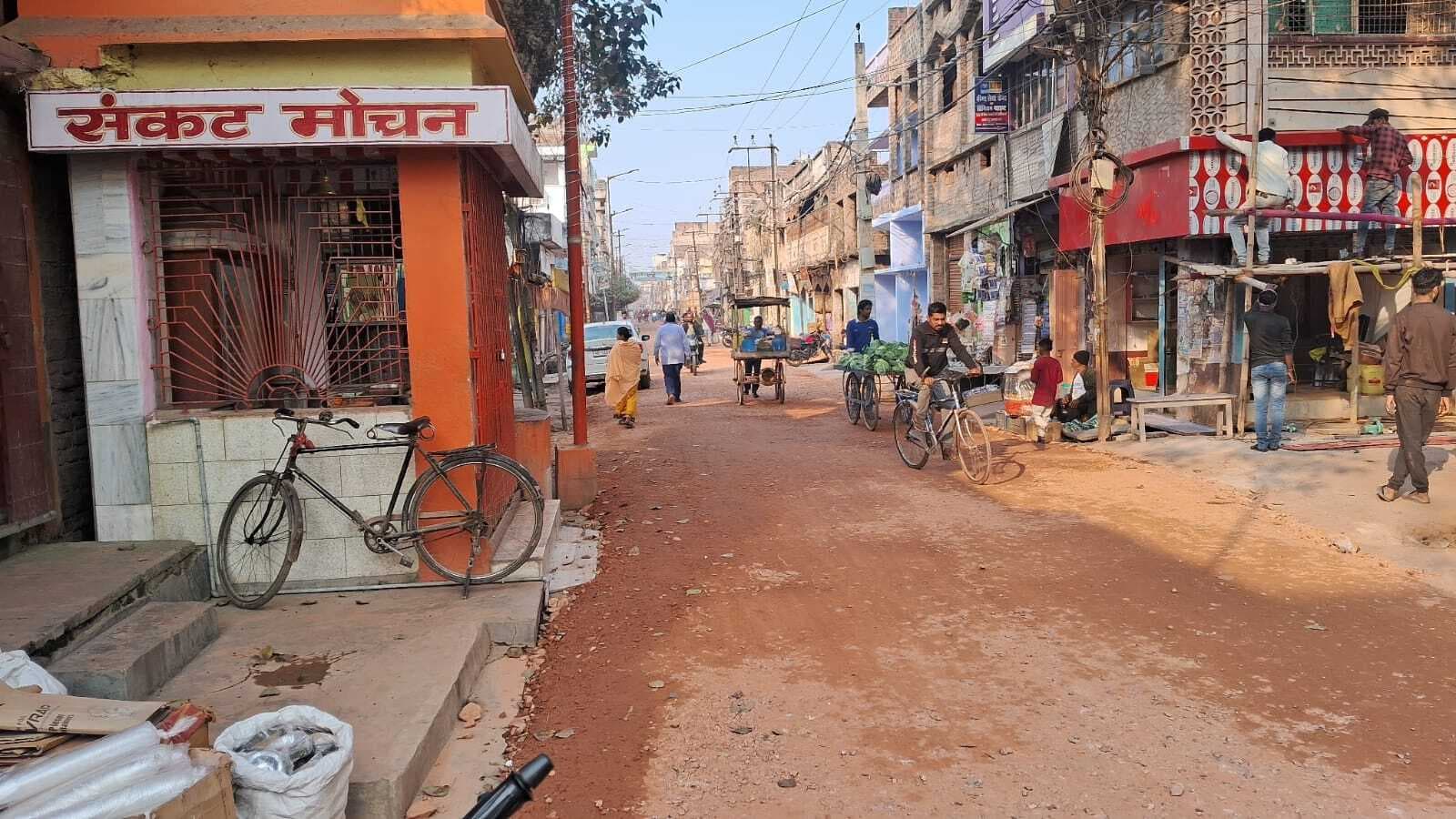 लंबे इंतजार के बाद जमालपुर के सदर बाजार की सड़क का निर्माण कार्य हुआ शुरु