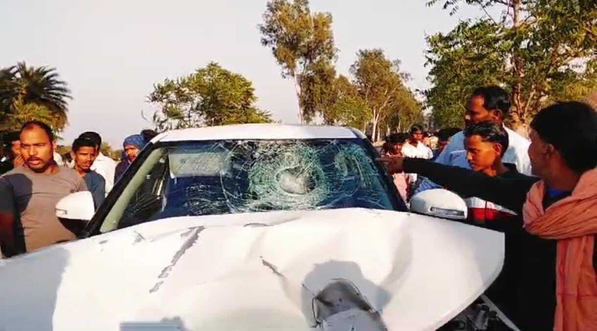 बाइक व कार मेंं आमने-सामने की टक्कर, तीन घायल