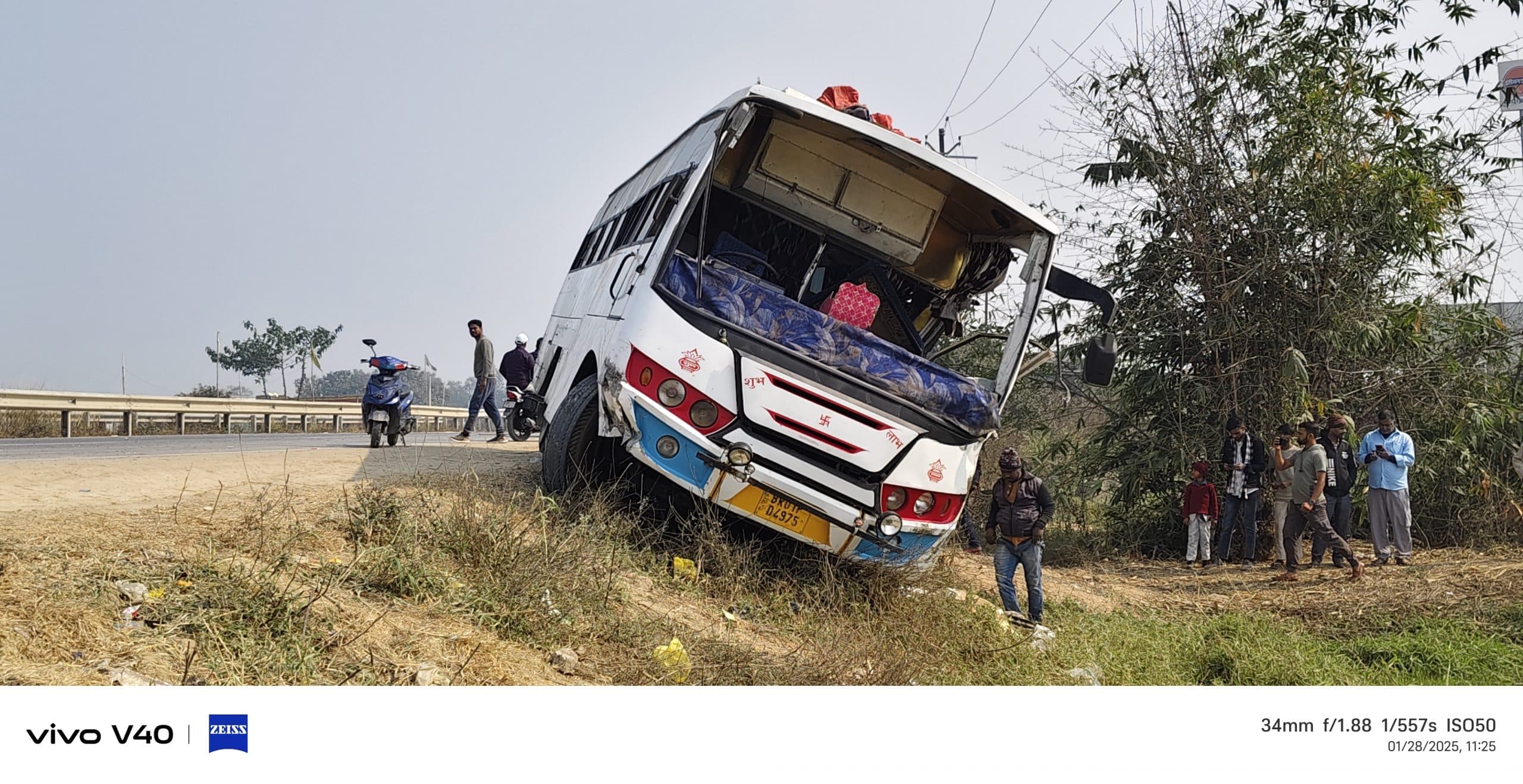 यात्रियों से भरी बस ट्रक से टकरा सड़क किनारे पलटी, कई यात्री घायल