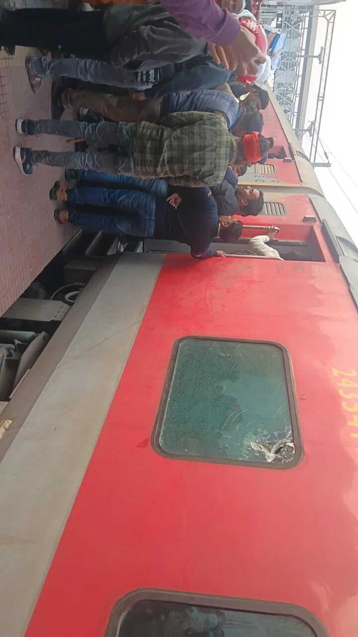 ट्रेनों में नहीं मिली जगह, तो पत्थर मार तोड़ दी खिड़की