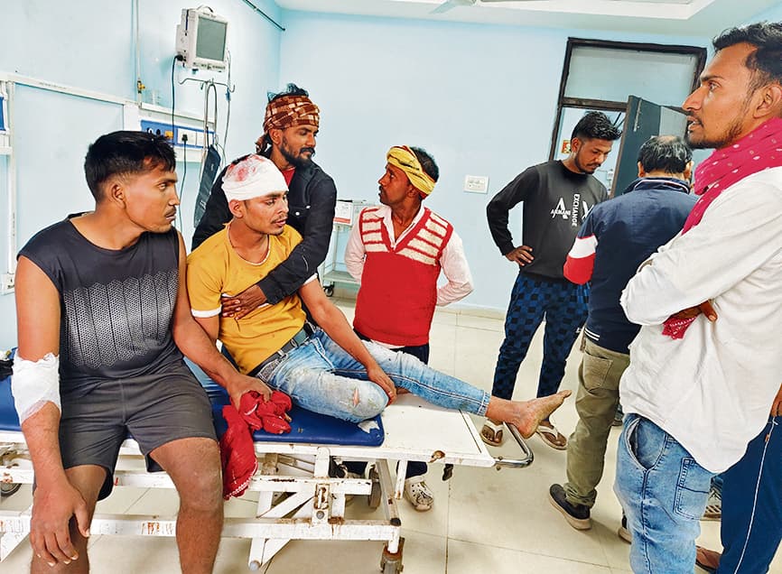 क्रिकेट मैच के दौरान रन आउट के विवाद को लेकर मारपीट व फायरिंग