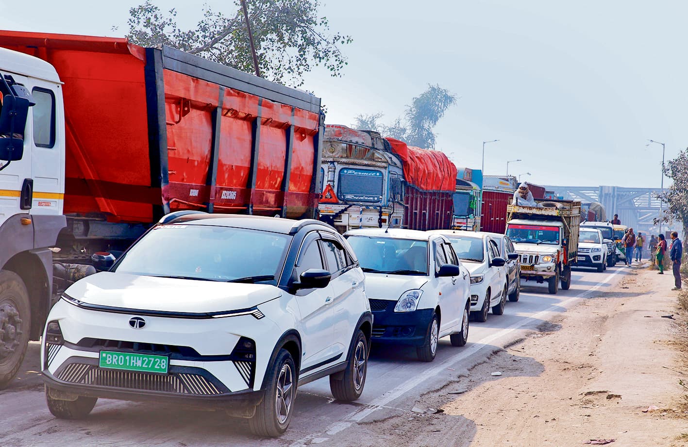 Hajipur News : हाजीपुर-पटना मार्ग पर लगा महाजाम, शिक्षकों और छात्र-छात्राओं को पैदल पार करना पड़ा पुल