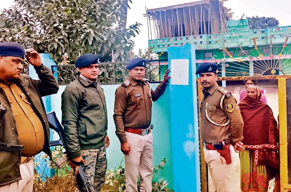 Gopalganj News  : आज कुर्की अभियान चलायेगी पुलिस, हत्या, लूट में फरार अपराधियों को सरेंडर करने का अल्टीमेटम
