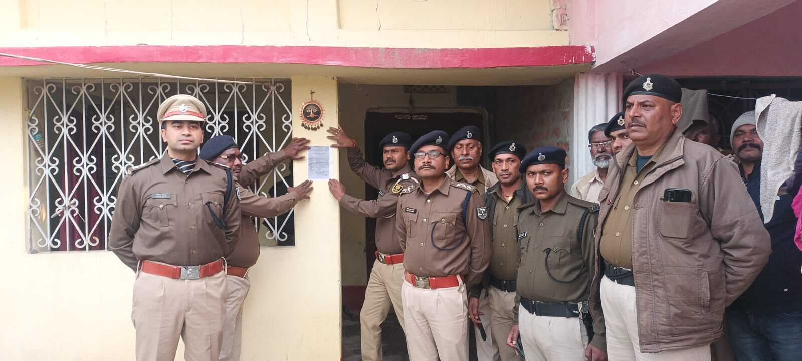 Madhubani News : हरिमोहन हत्या मामले में आरोपितों के घर चिपकाया इश्तेहार