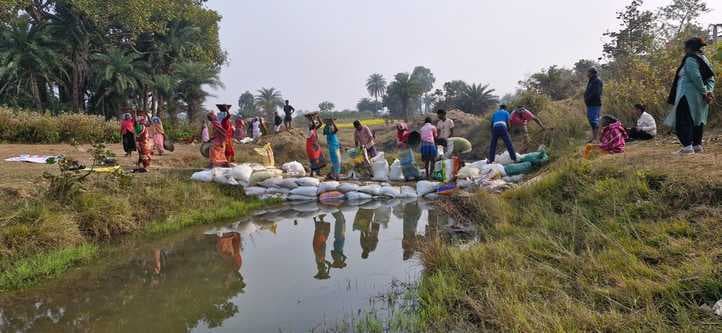 श्रमदान कर स्वयंसेवी सहायता समूह की महिलाओं ने बनायी अस्थाई बांध