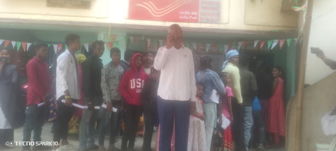 लाइन में घंटों इंतजार के बाद लोगों का हो रहा आधार कार्ड अपडेट