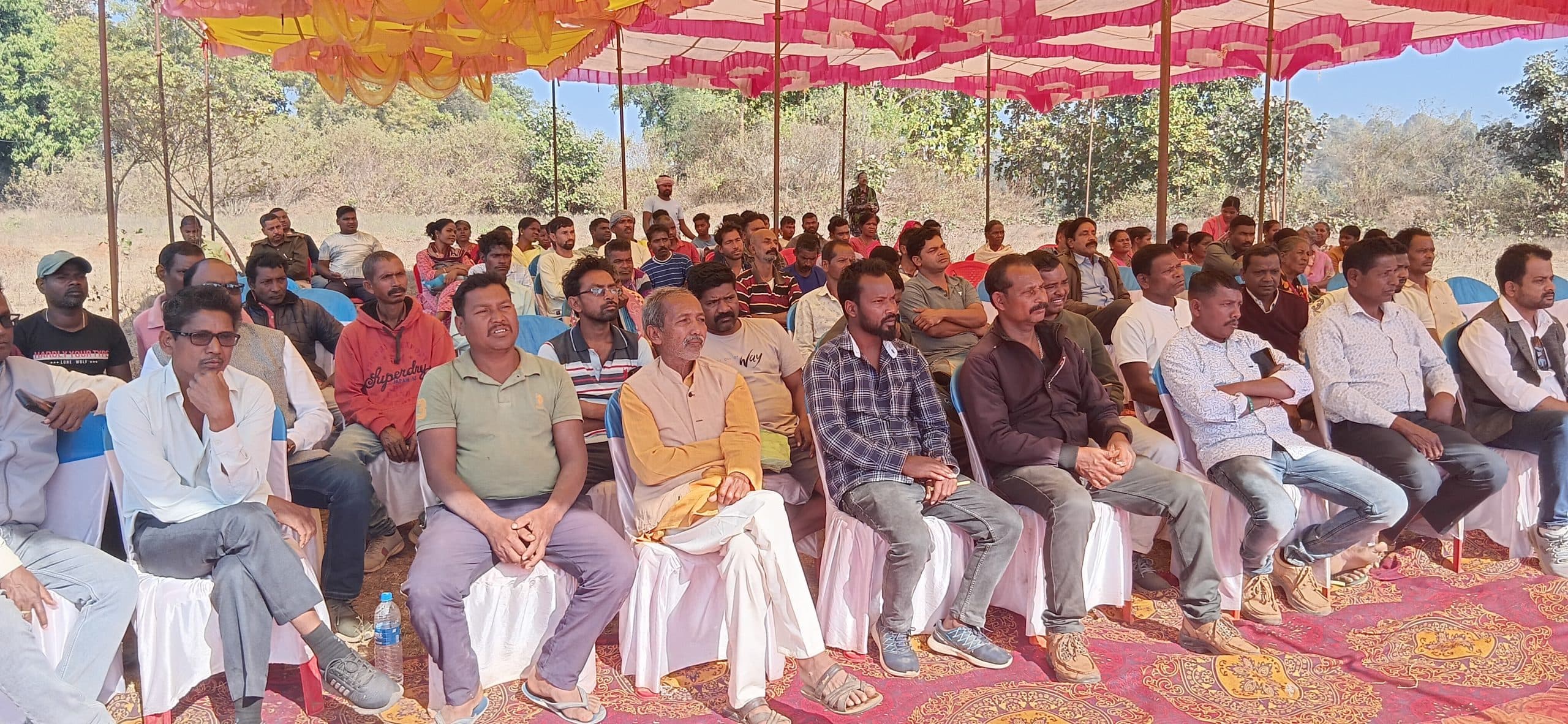 Chaibasa News : बालू उठाव में स्थानीय मजदूरों को काम मिले