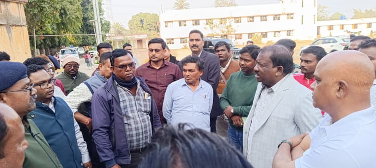 East singhbhum news : स्कूल में अव्यवस्था है, बच्चों के भविष्य से खिलवाड़ बर्दाश्त नहीं, तीसरी का छात्र लापता है, पांच दिनों बाद कार्रवाई हुई : रामदास