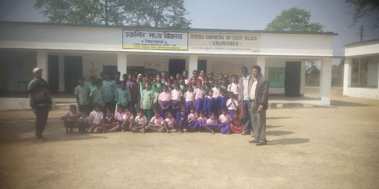 East singhbhum news : घाटशिला : एक शिक्षक के भरोसे स्कूल, बच्चों की पढ़ाई चौपट, सिकराबासा उमवि के अभिभावकों व ग्रामीणों ने जताया विरोध