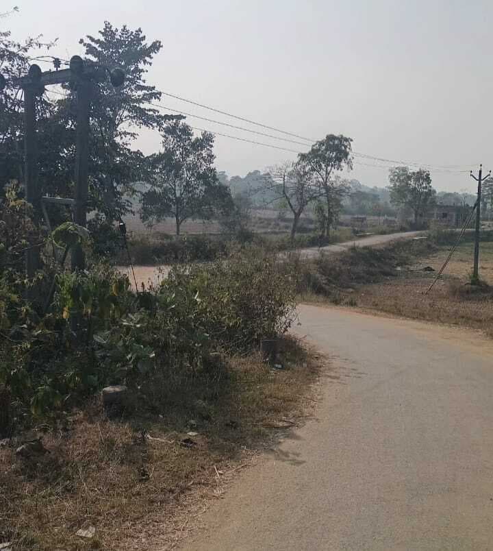 East singhbhum news : डुमरिया के पांडुसाई में झूलते तार से सटी बोरिंग गाड़ी, मजदूर झुलसा, आठ ने कूदकर बचायी जान