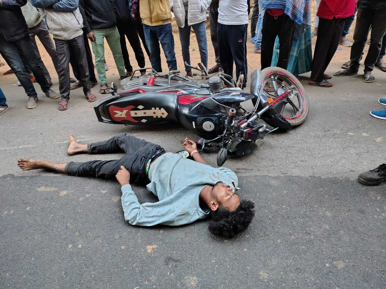 East singhbhum news : चाकुलिया में वाहन के धक्के से बाइक सवार युवती की मौत, युवक गंभीर