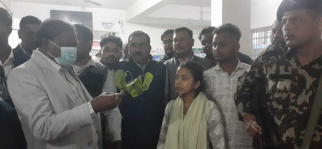 East singhbhum news : मुसाबनी में जंगली फल खाने से 16 विद्यार्थी हुए बेहोश, अनुमंडल अस्पताल में भर्ती