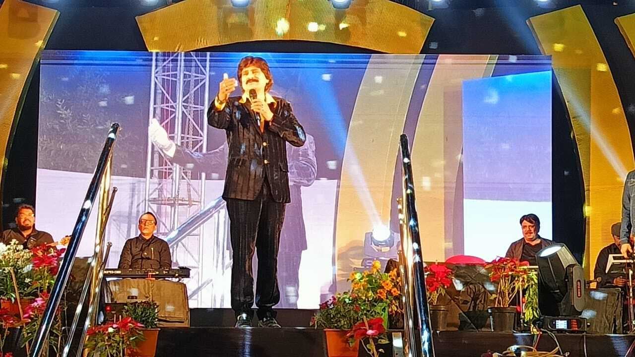 East singhbhum news : यह देश इतना महान है दोस्तों, यहां एक साथ गीता और कुरान पढ़े जाते हैं