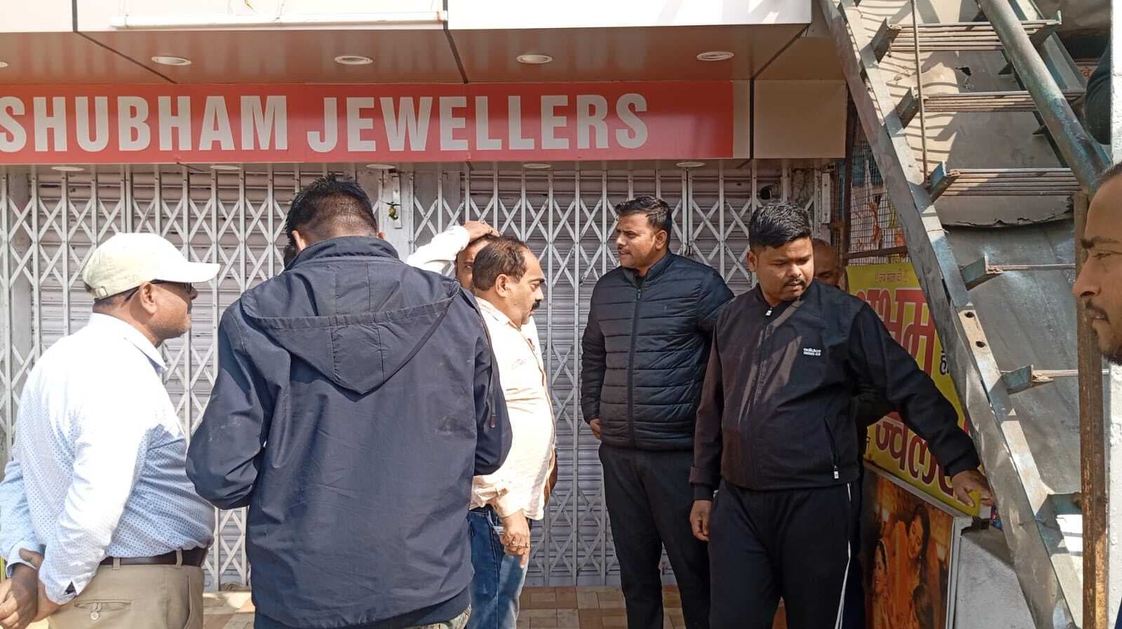 Dhanbad News:ज्वेलरी दुकान के शटर का ताला तोड़ साढ़े तीन लाख की चोरी