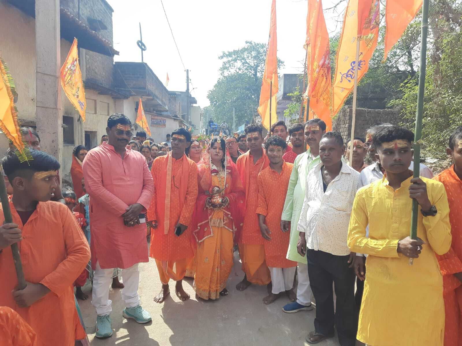 Dhanbad News: नायकडीह में निकली कलश यात्रा, तीन दिवसीय अनुष्ठान शुरू