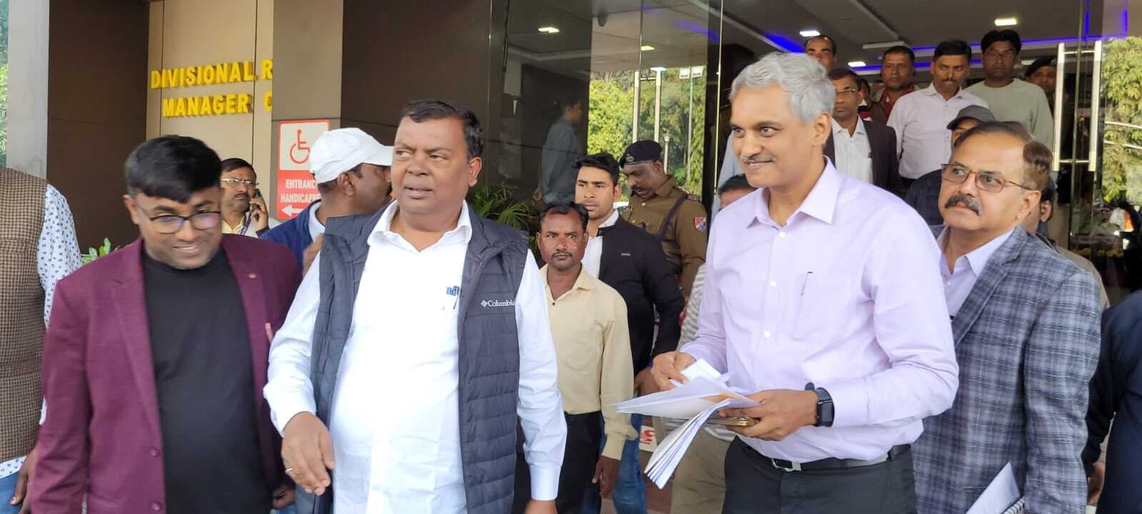 Dhanbad News : रेल मंडल संसदीय समिति की बैठक में सांसदों ने की मांग, बढ़ायी जायें यात्री सुविधाएं, नियमित हो स्पेशल ट्रेनें