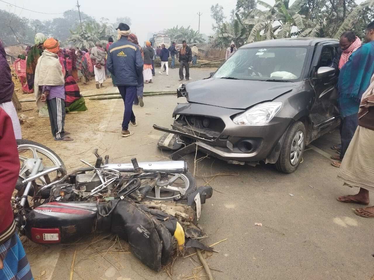 कार व बाइक की टक्कर में शिक्षक की मौत, पुत्र की हालत नाजुक