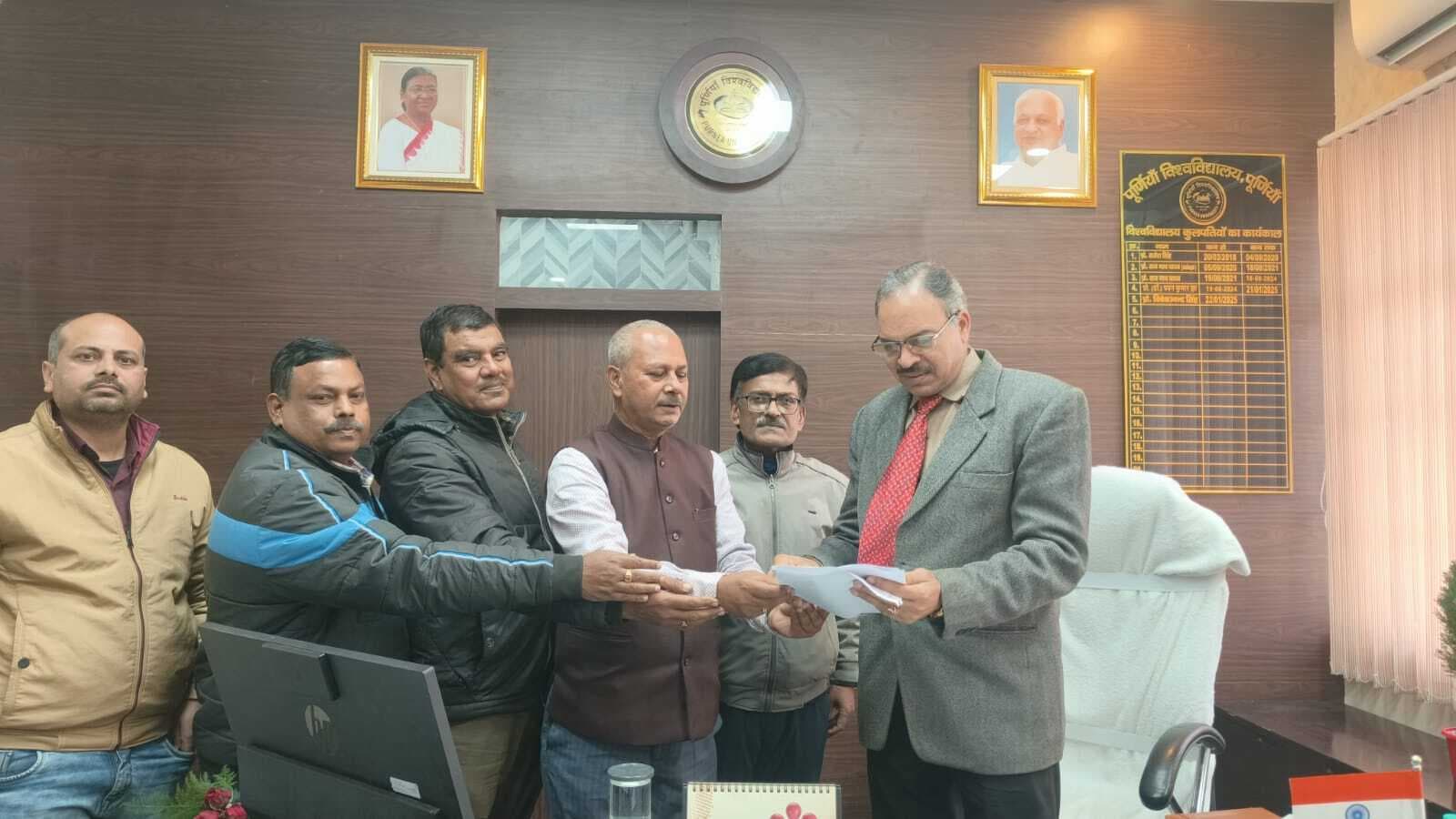 कुलपति से मिला विवि कर्मचारी व कॉलेज कर्मचारी संघ