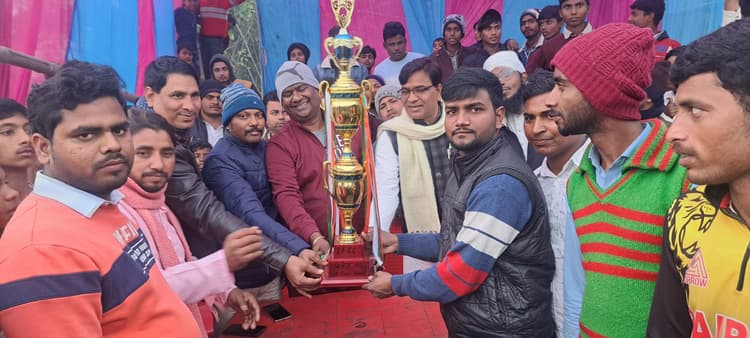 बैरिया कमाल ने फारबिसगंज को किया पराजित, ट्रॉफी पर जमाया कब्जा