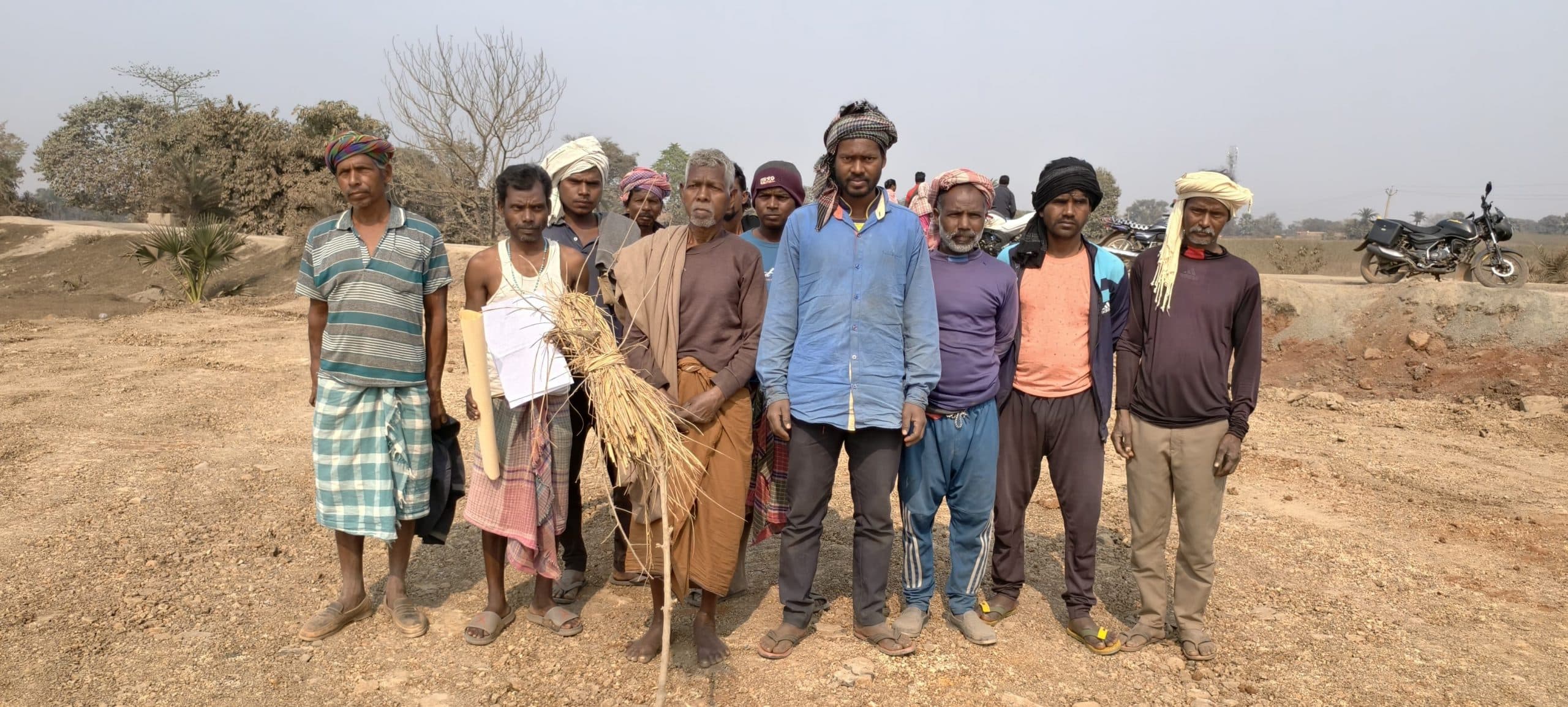 जमीन के रैयतों ने विक्रमपुर- महारो पीडब्लूडी सड़क निर्माण कराया बंद