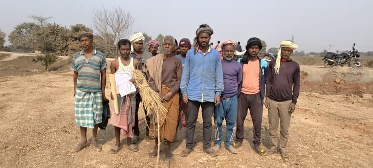 जमीन के रैयतों ने विक्रमपुर- महारो पीडब्लूडी सड़क निर्माण कराया बंद