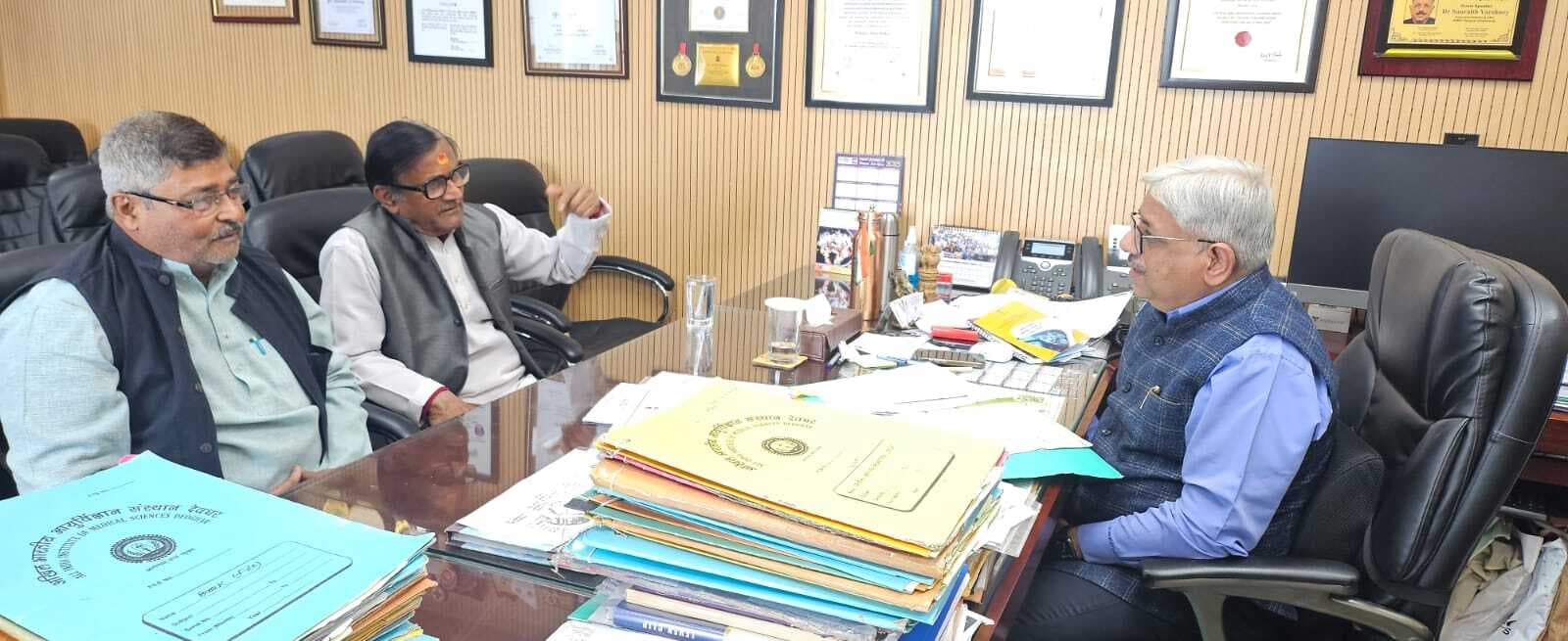 इंटक नेताओं ने एम्स निदेशक से की मुलाकात