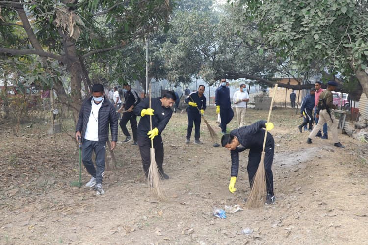 Jamshedpur News : गंदगी फैलानेवाले पुलिसकर्मी के खिलाफ होगी विभागीय कार्रवाई : एसएसपी