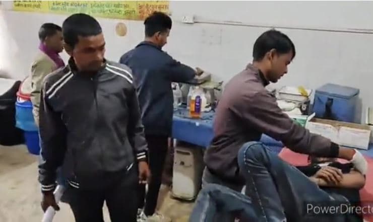 कोयला लदे मोटरसाइकिल ने दो बाइक सवारों को मारी ठोकर, दो घायल