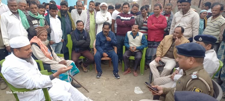 रास्ता विवाद को लेकर दो पक्षों में भिड़ंत, मामला सुलझाने गये अधिकारी लौटे