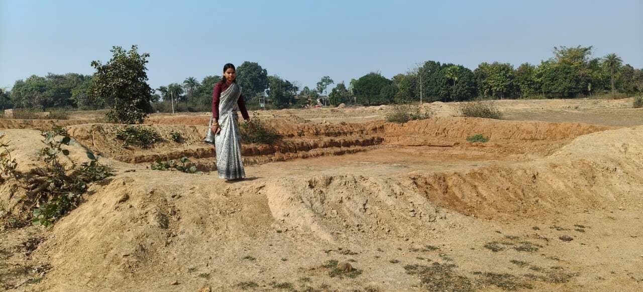 प्रमुख ने की डोभा निर्माण में अनियमितता की शिकायत